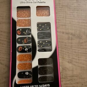 Dashing diva gloss nail strips in Halloween theme.  32ct